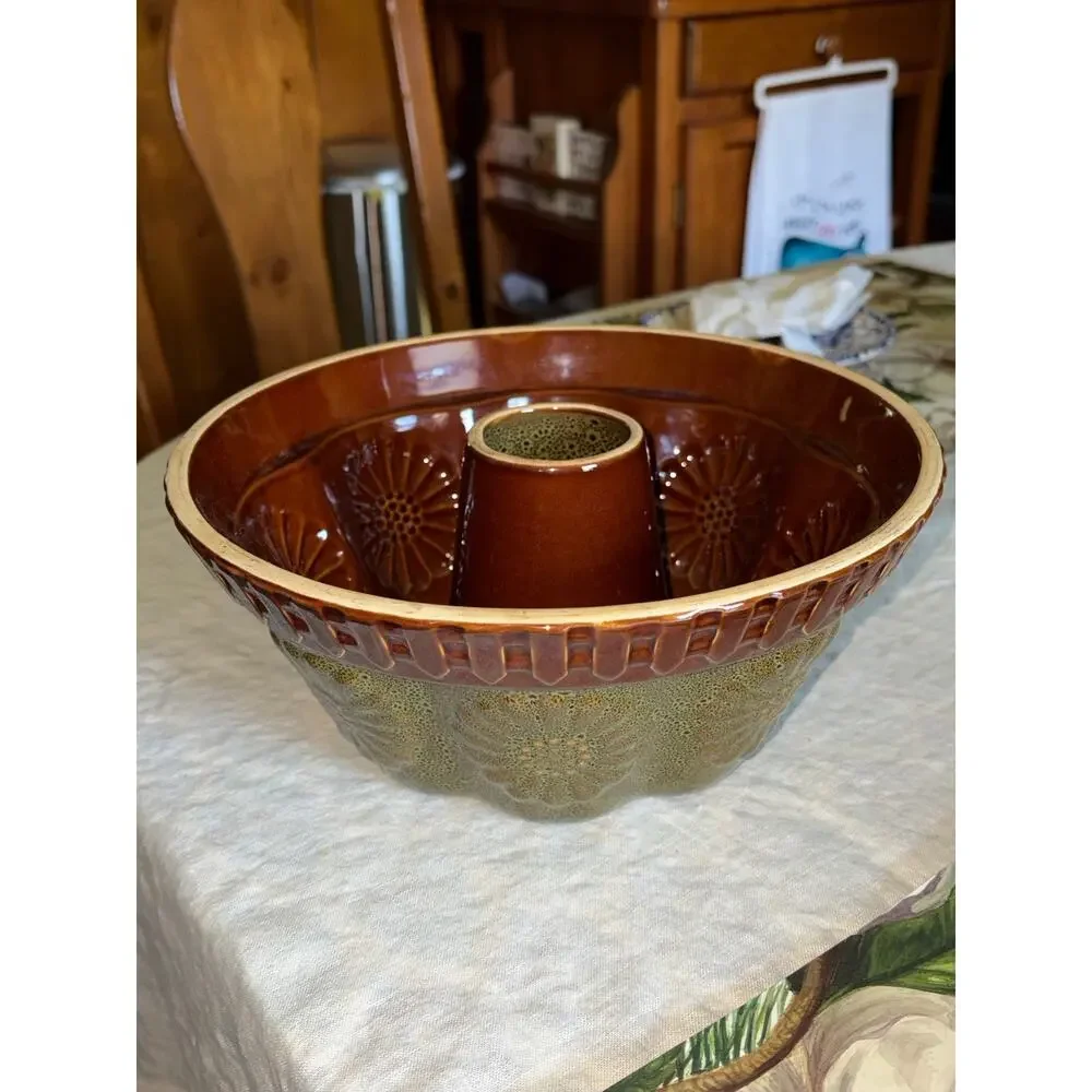 Farmhouse Pottery Vintage 70s Bundt Cake Mold Dish
